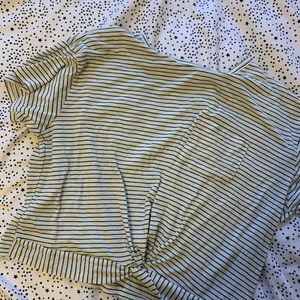 BRAND NEW AE twist front cropped tshirt